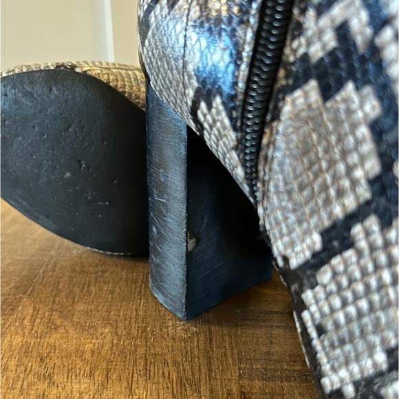 🌶️Jeffrey Campbell Snake Print Booties. Size 7 - Picture 9 of 9